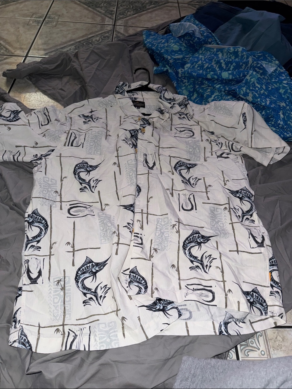 Casual White Short-Sleeve Button-Down Shirt with Navy Fish Print